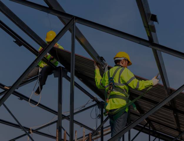 ouvriers du batiment qui travaillent en hauteur